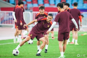 金年会中心-国足备战期望浓重，球员持续训练为比赛做准备