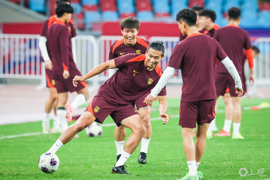 国足备战期望浓重，球员持续训练为比赛做准备