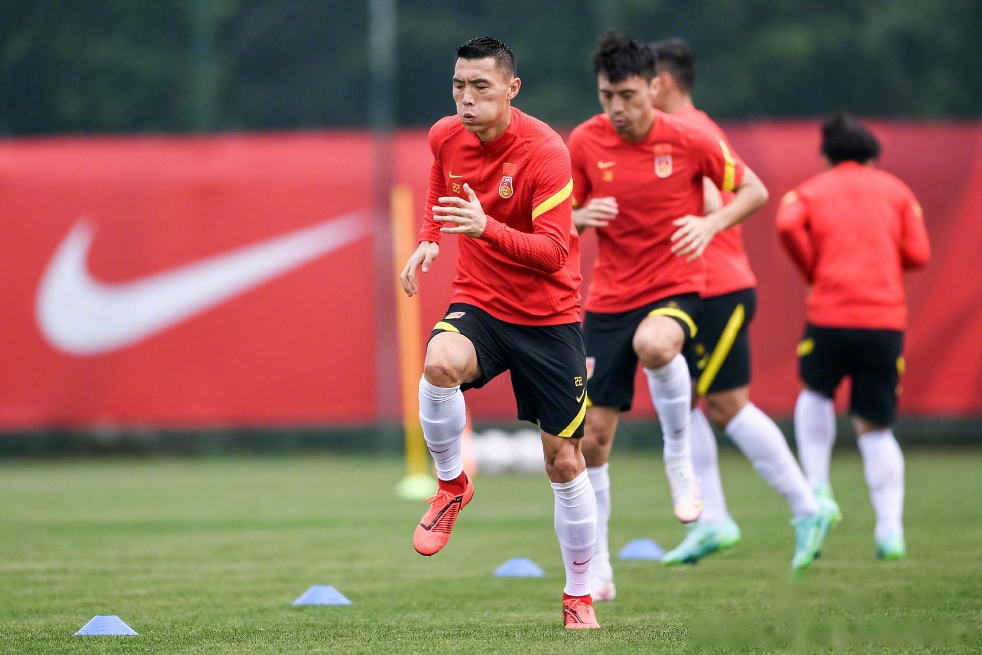 国足备战期望浓重，球员持续训练为比赛做准备